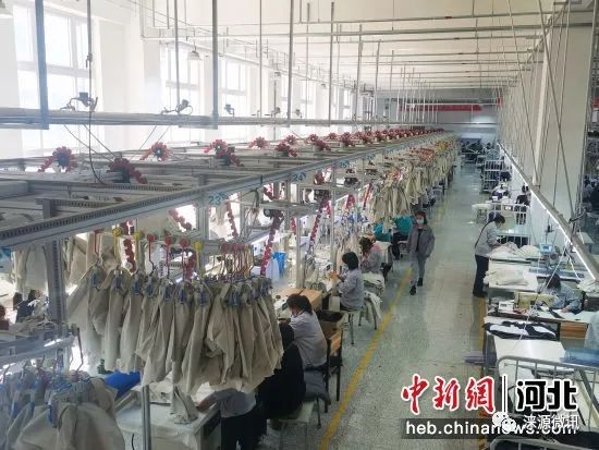 工人在縫制西服。 淶源縣委宣傳部供圖 圖片